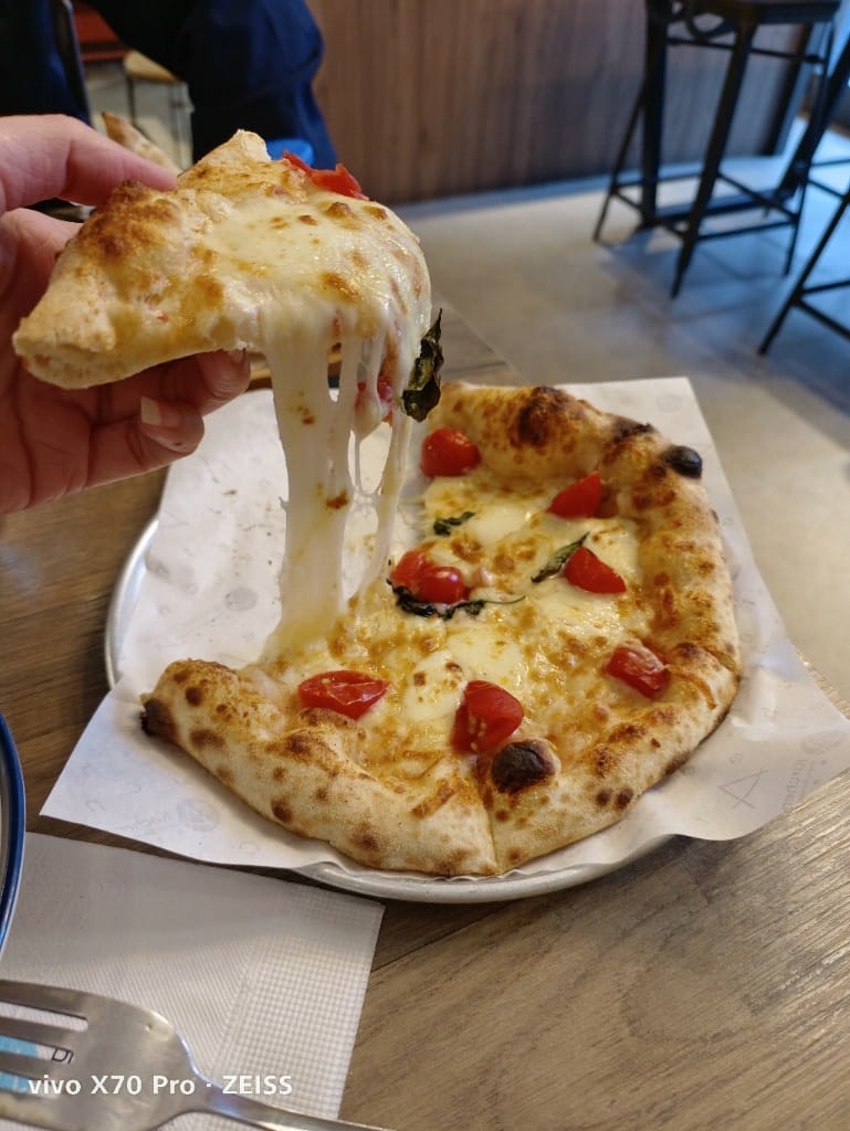 【新莊美食】KitchencreAfe客意直火新莊中原店，美味Pizza&烤雞2訪