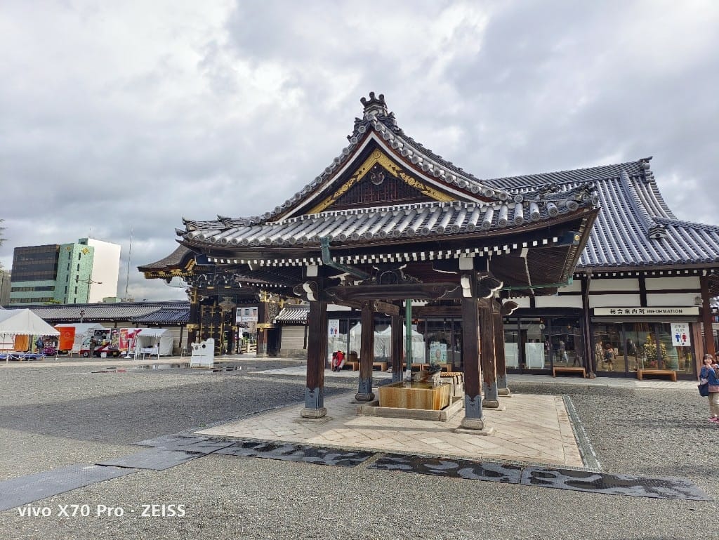 【日本京都旅遊】西本願寺,樹齡200多年的噴水銀杏! - 第3張圖 【日本京都旅遊】西本願寺,樹齡200多年的噴水銀杏!