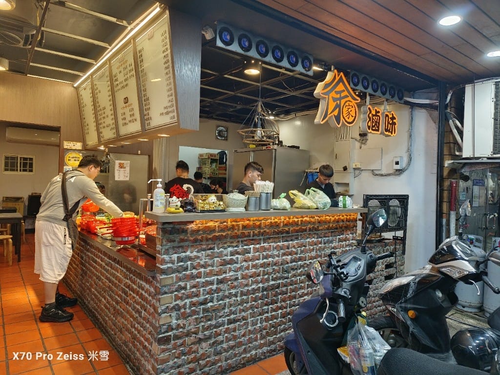 【新莊美食】徐家滷味新莊總店，久沒吃會想念的加熱滷味❤️