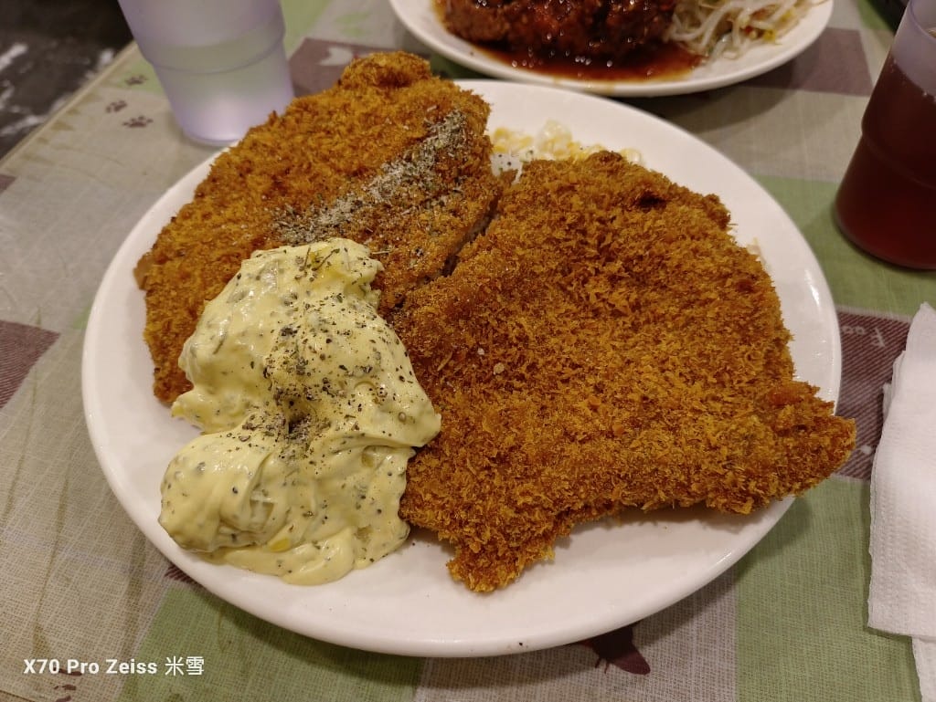 【新莊美食】陶花園輔大豬排，再訪隱藏在花店裡的比臉大豬排❤️