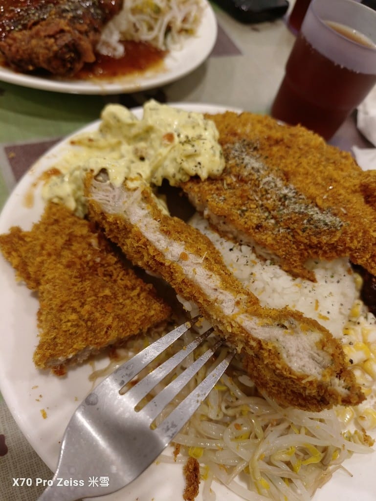 【新莊美食】陶花園輔大豬排，再訪隱藏在花店裡的比臉大豬排❤️