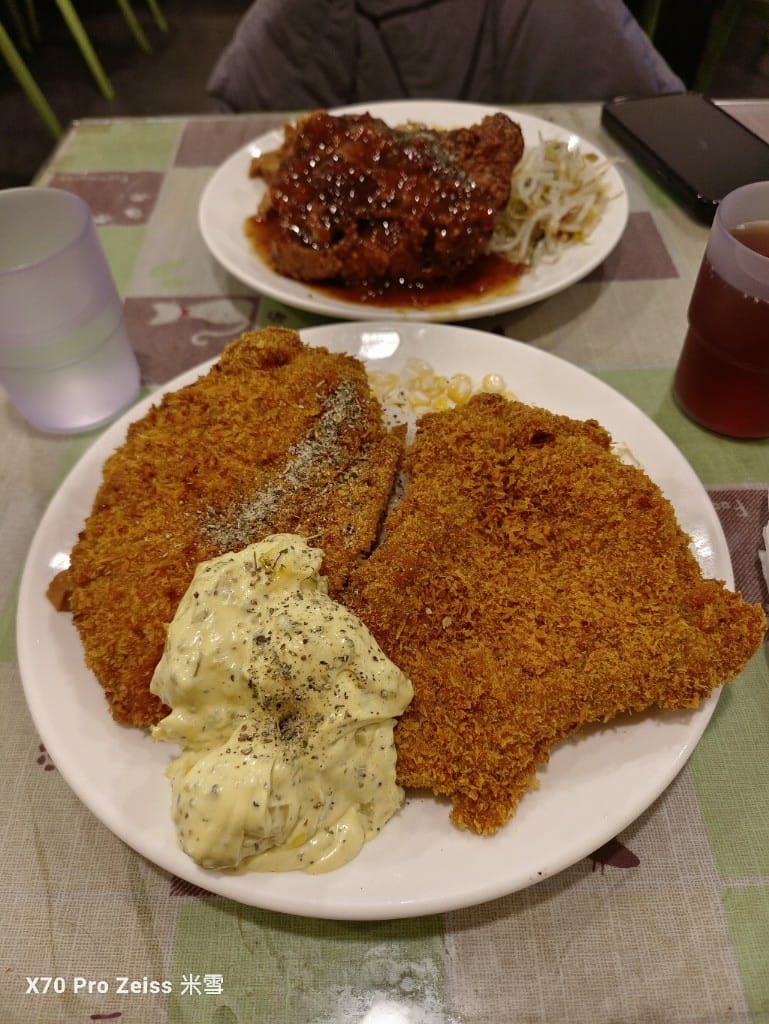 【新莊美食】陶花園輔大豬排，再訪隱藏在花店裡的比臉大豬排❤️