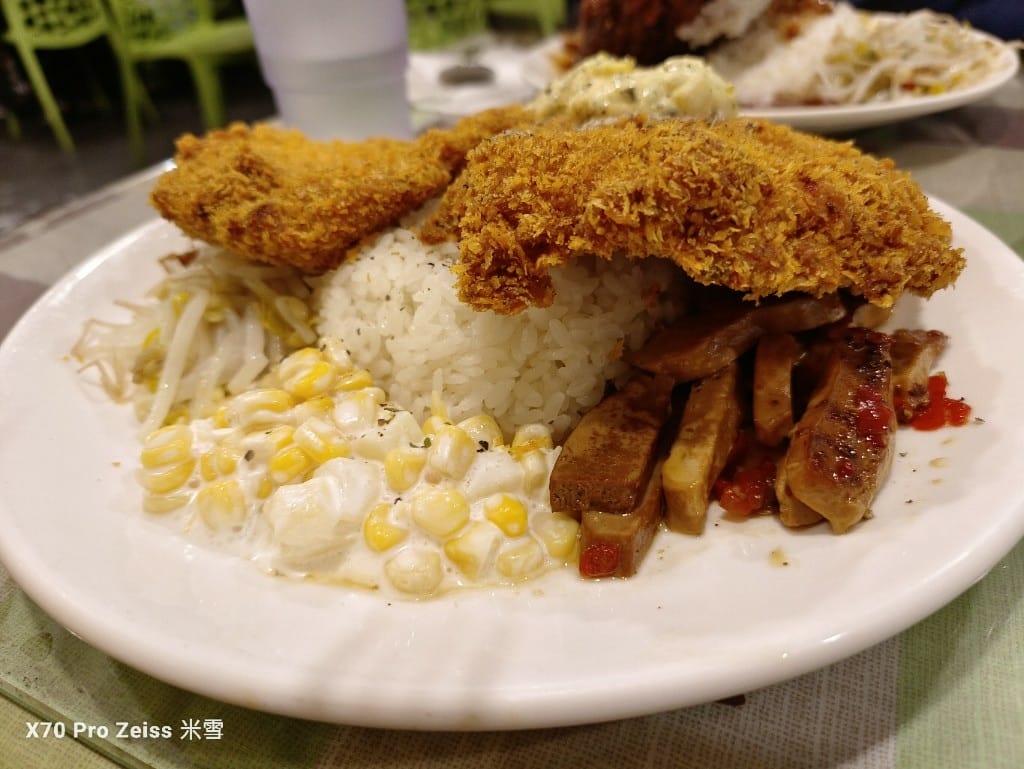 【新莊美食】陶花園輔大豬排，再訪隱藏在花店裡的比臉大豬排❤️