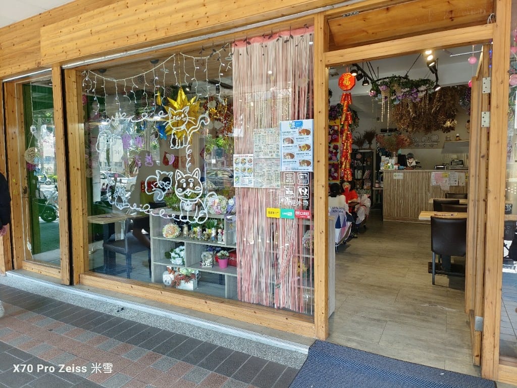 【新莊美食】花屋咖啡hanaya,平價美味的早午餐😸 - 第3張圖 【新莊美食】花屋咖啡hanaya,平價美味的早午餐😸