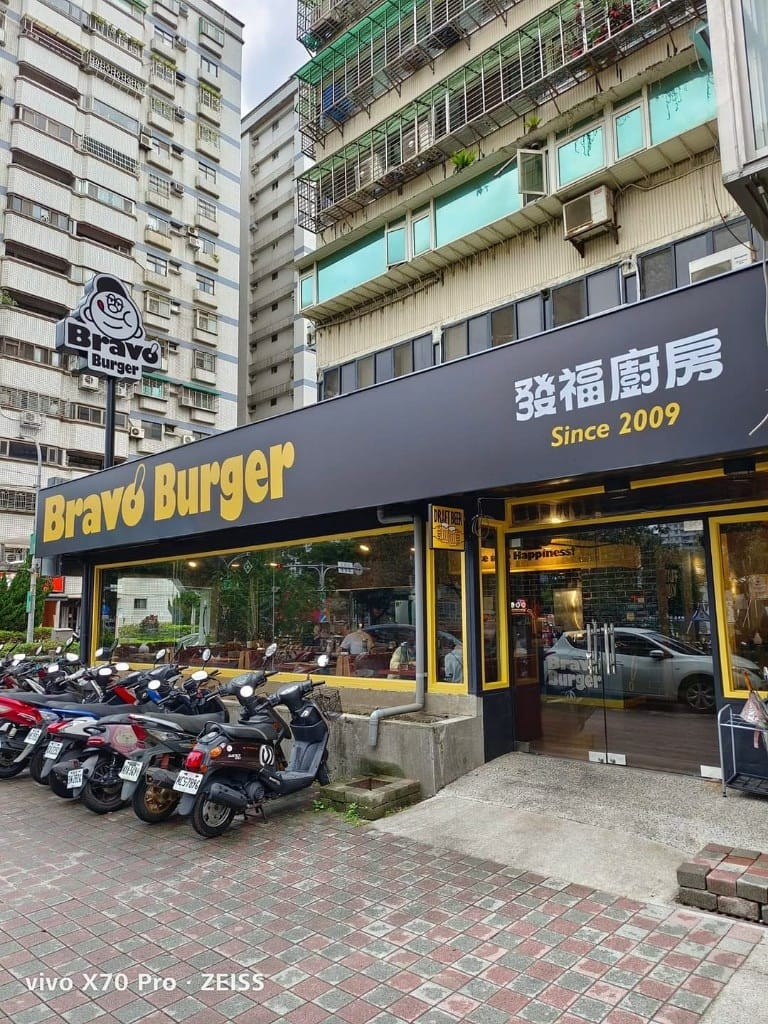 【林口美食】再訪BravoBurger發福廚房林口店,意圖使人烙耶還的大漢堡🤩 - 第2張圖 【林口美食】再訪BravoBurger發福廚房林口店,意圖使人烙耶還的大漢堡🤩