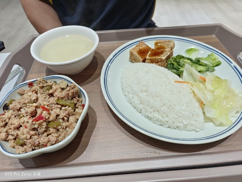 【新莊美食】好吃雞海南雞飯新莊新泰店，軟嫩好吃的平價海南雞飯❤️ 初訪
