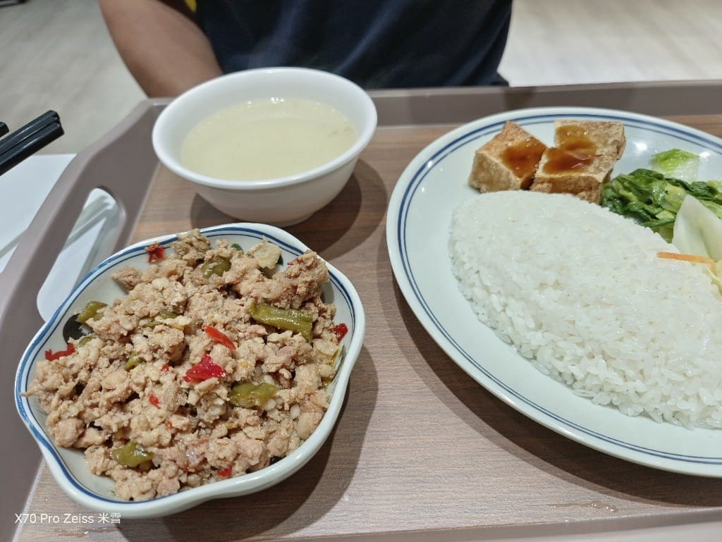 【新莊美食】好吃雞海南雞飯新莊新泰店，軟嫩好吃的平價海南雞飯❤️ 初訪