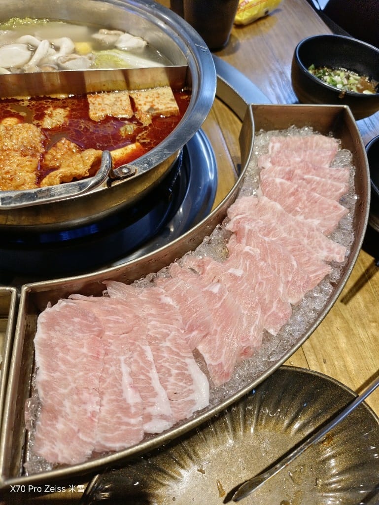 【新莊美食】米麻辣鴛鴦鍋，第一名燒肉新品牌，當日壽星送龍蝦耶！