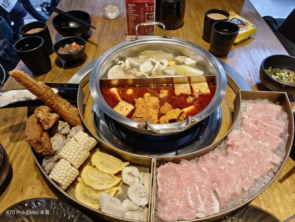 【新莊美食】米麻辣鴛鴦鍋，第一名燒肉新品牌，當日壽星送龍蝦耶！