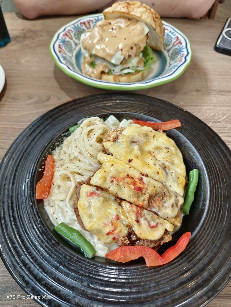 【板橋美食】蓋子美式餐廳，太美味的花生熔岩菠蘿漢堡❤️