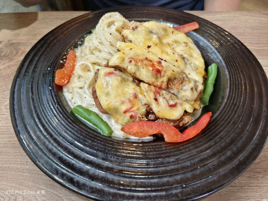 【板橋美食】蓋子美式餐廳，太美味的花生熔岩菠蘿漢堡❤️