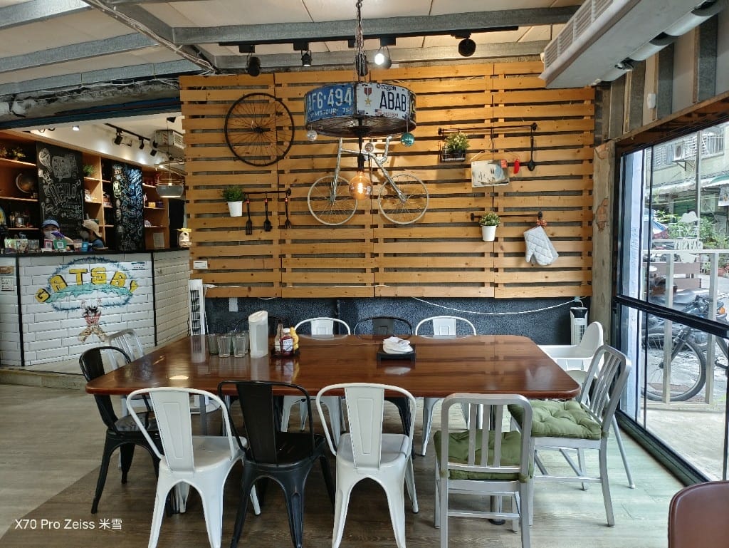 【板橋美食】蓋子美式餐廳，太美味的花生熔岩菠蘿漢堡❤️