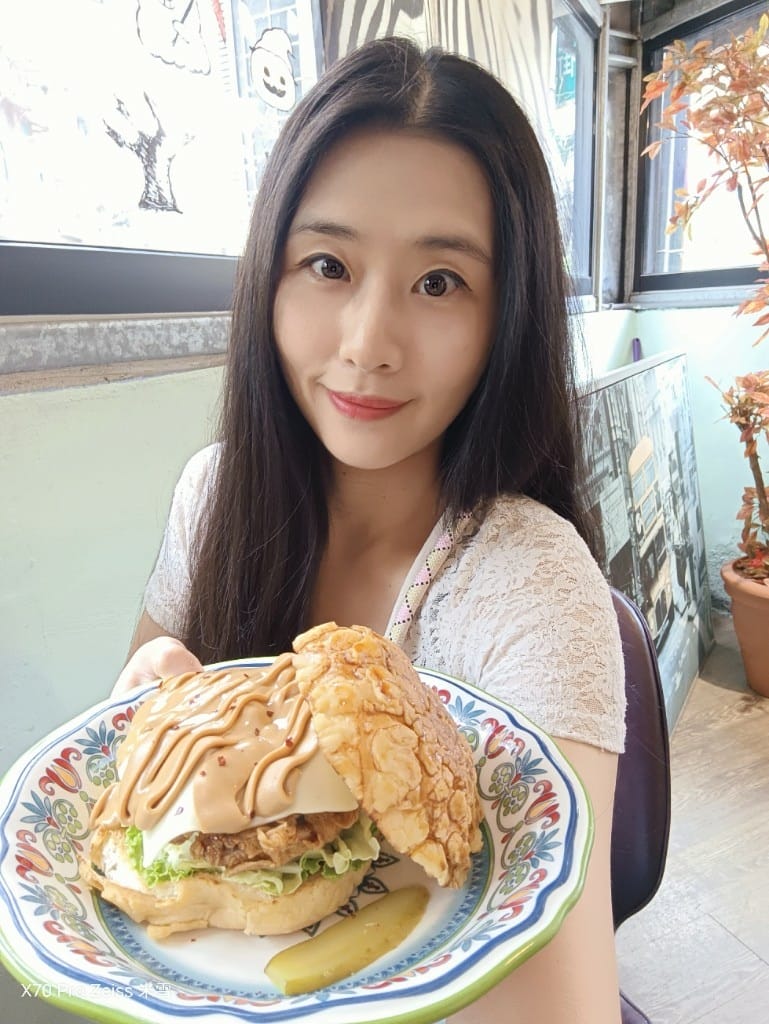 【板橋美食】蓋子美式餐廳，太美味的花生熔岩菠蘿漢堡❤️