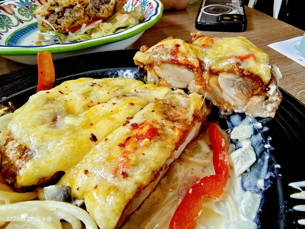 【板橋美食】蓋子美式餐廳，太美味的花生熔岩菠蘿漢堡❤️