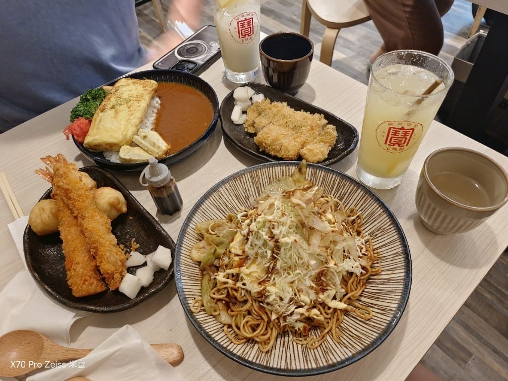 【新莊美食】喜歡咖哩-炸物本舖，有好吃炸物的咖哩店🍻