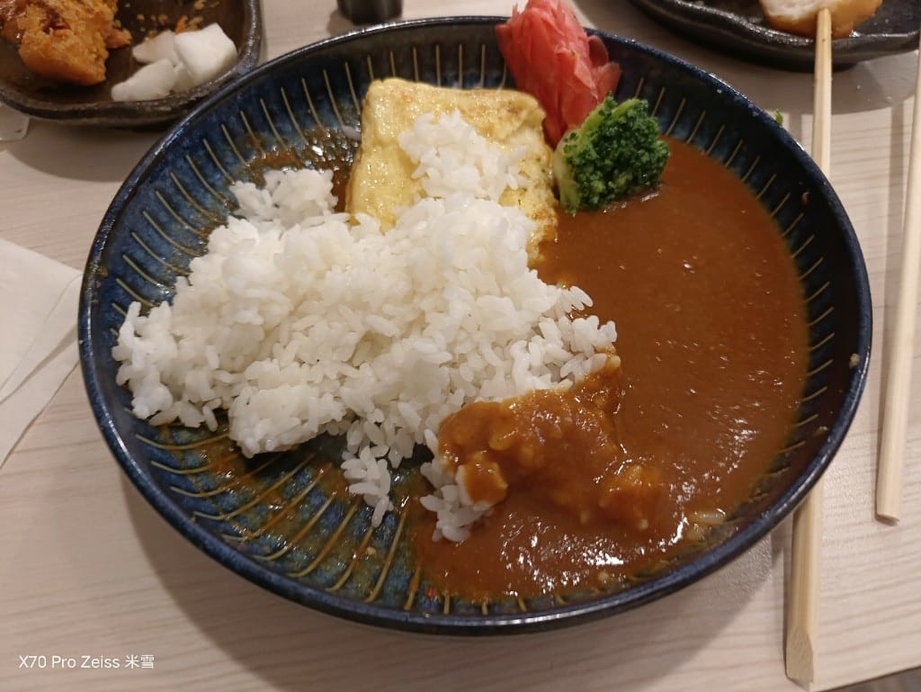 【新莊美食】喜歡咖哩-炸物本舖，有好吃炸物的咖哩店🍻