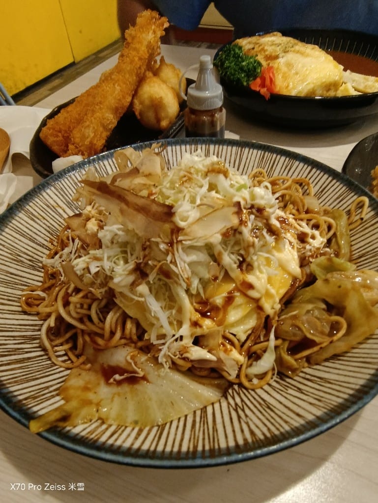 【新莊美食】喜歡咖哩-炸物本舖，有好吃炸物的咖哩店🍻