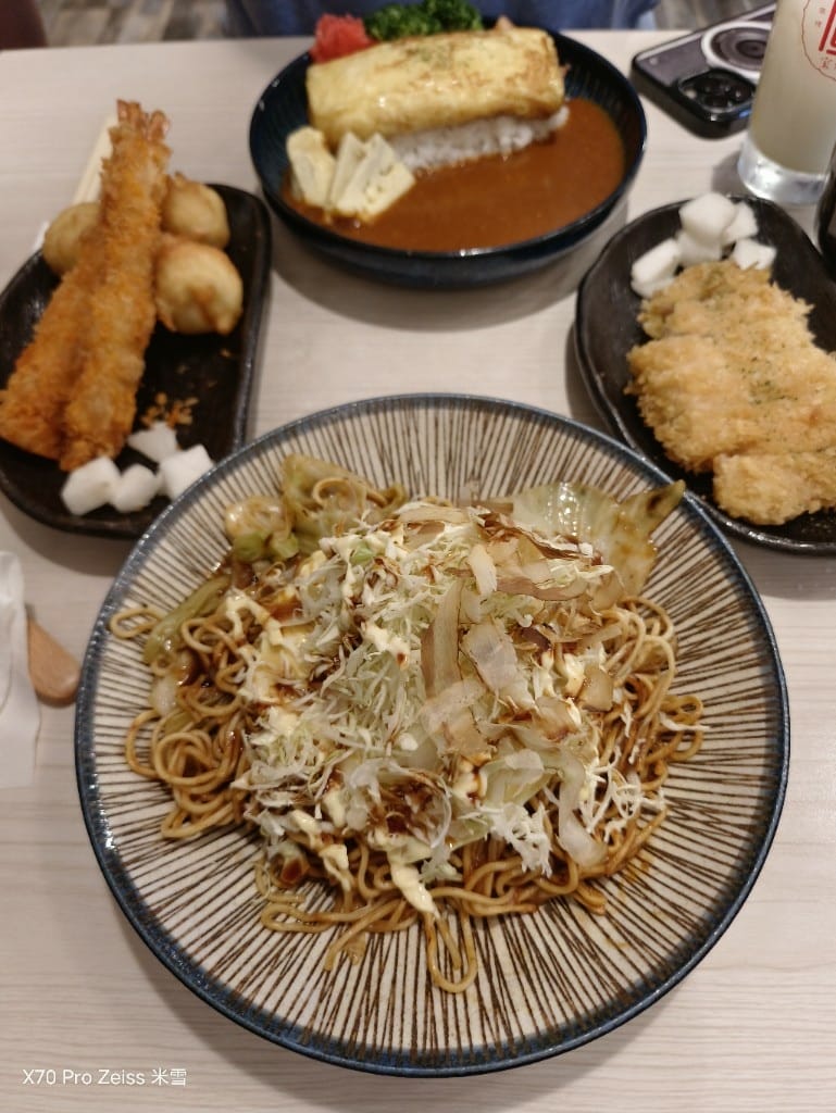 【新莊美食】喜歡咖哩-炸物本舖，有好吃炸物的咖哩店🍻
