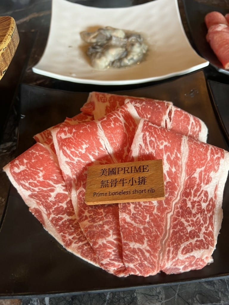 【台北吃到飽】石撈麻辣鴛鴦鍋，可能是台北最肥美的牛小排吃到飽❤️