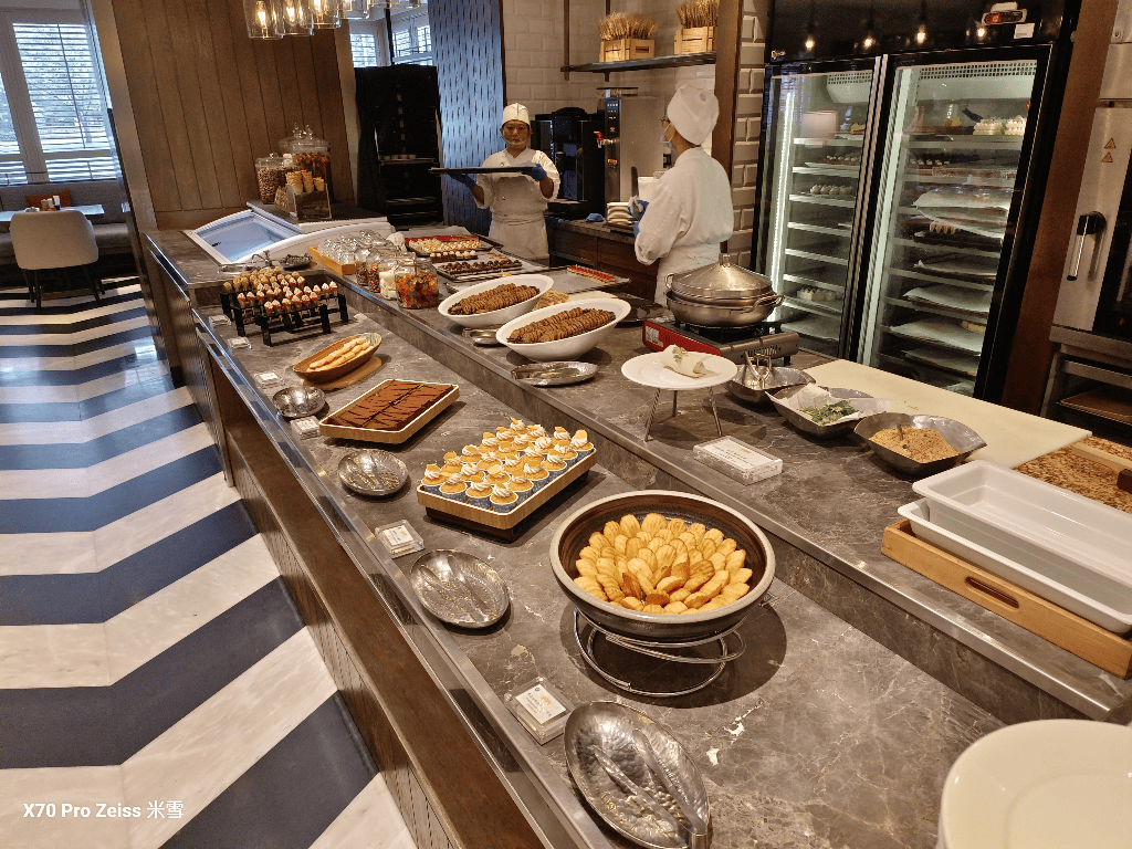 【台北吃到飽】台北君悅酒店凱菲屋Café，海陸大餐新主題開箱！