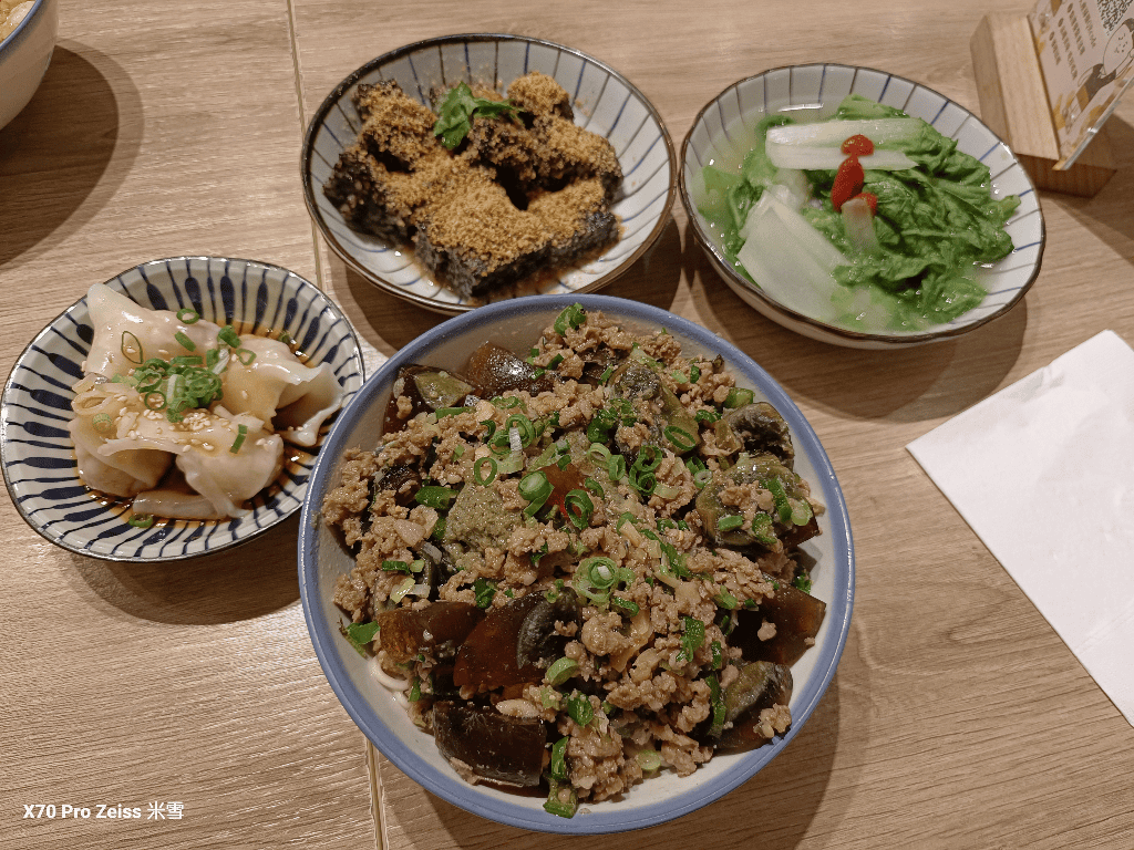 【新莊美食】壽星優惠吃起來，忠青商行新莊宏匯店、大師兄、星巴客