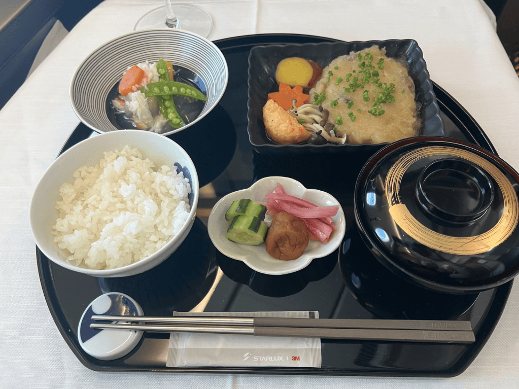 【星宇航空飛機餐】星宇頭等艙聯名胡同&今半美食開箱11311 - 第4張圖 【星宇航空飛機餐】星宇頭等艙聯名胡同&今半美食開箱11311
