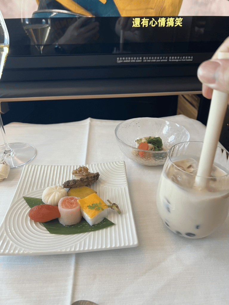 【星宇航空飛機餐】星宇頭等艙聯名胡同&今半美食開箱11311 - 第2張圖 【星宇航空飛機餐】星宇頭等艙聯名胡同&今半美食開箱11311