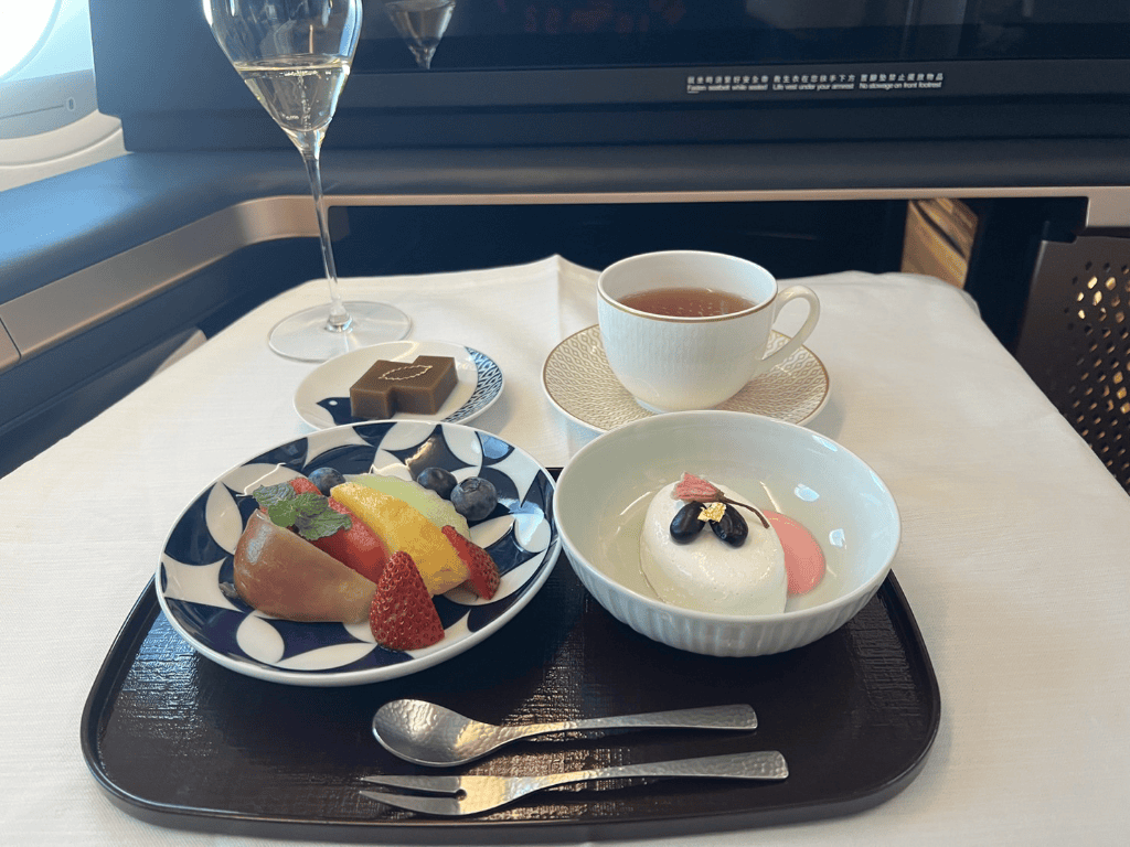 【星宇航空飛機餐】星宇頭等艙聯名胡同&今半美食開箱11311 - 第3張圖 【星宇航空飛機餐】星宇頭等艙聯名胡同&今半美食開箱11311