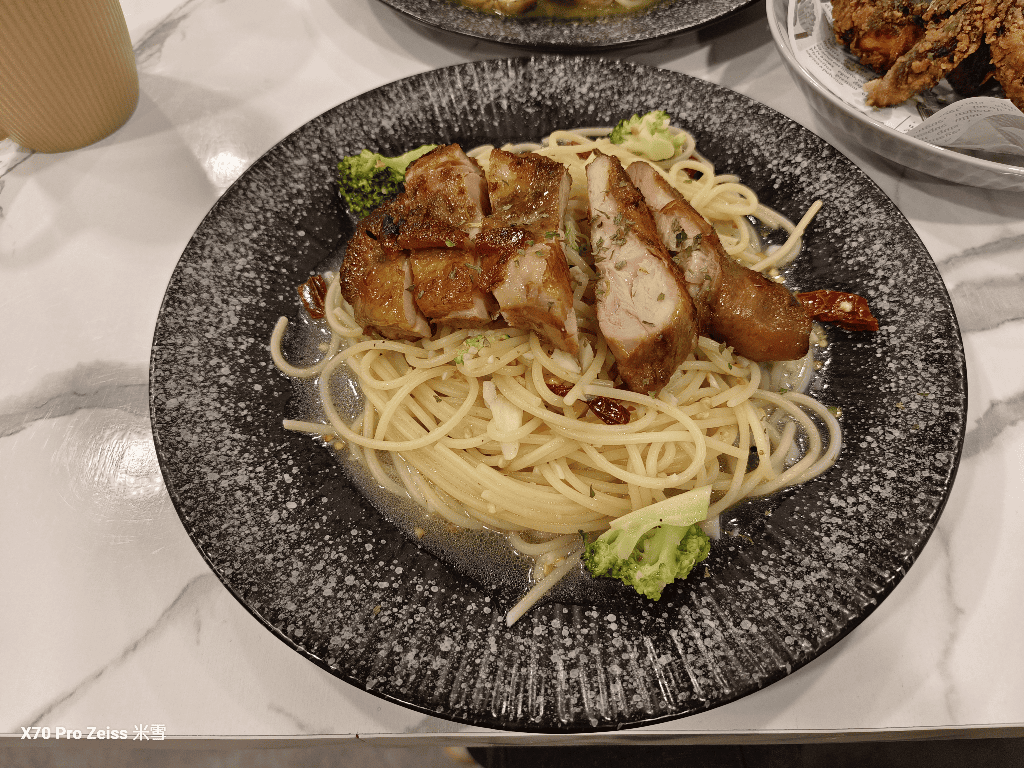 【新莊美食】帕芙尼早午餐，吃到不熟雞翅的可怕記錄