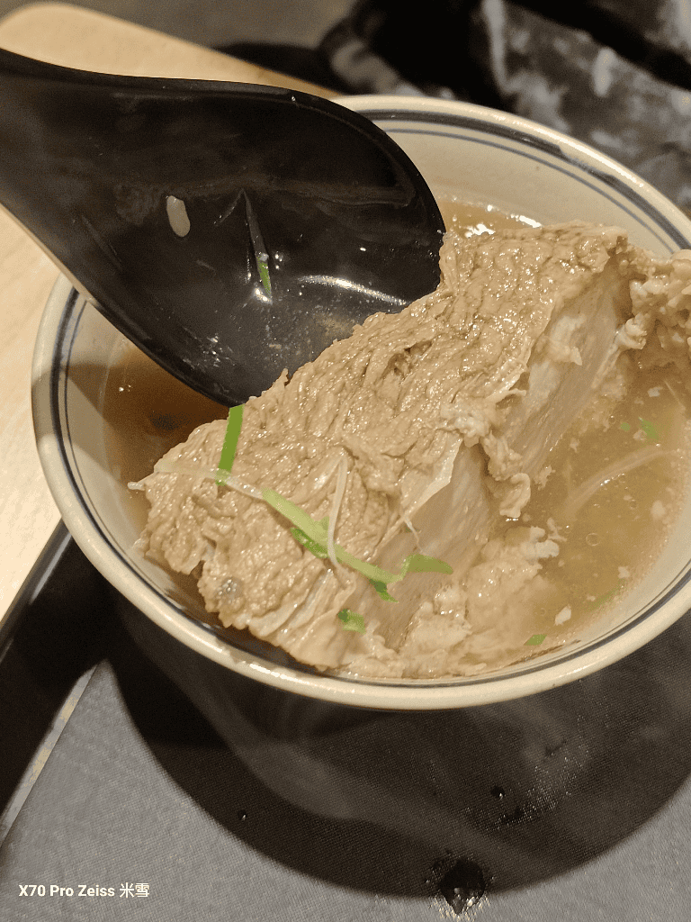 【桃園美食】牛山•牛肉麵燒肉飯，超高人氣的排隊牛肉麵名店！