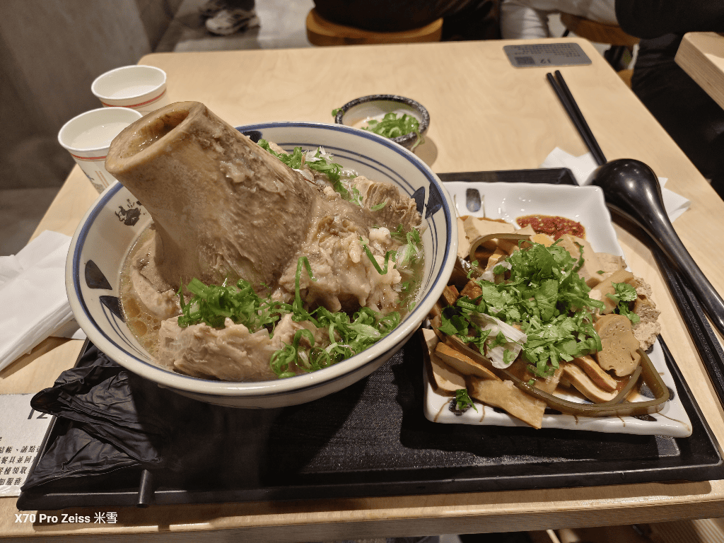 【桃園美食】牛山•牛肉麵燒肉飯，超高人氣的排隊牛肉麵名店！