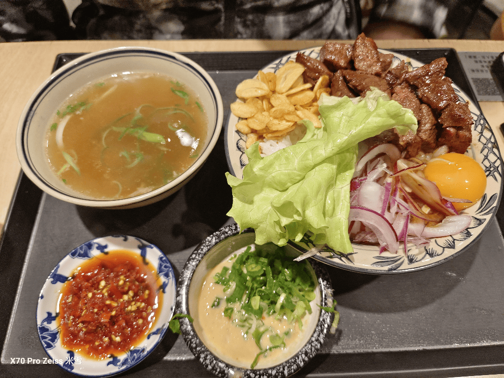 【桃園美食】牛山•牛肉麵燒肉飯，超高人氣的排隊牛肉麵名店！