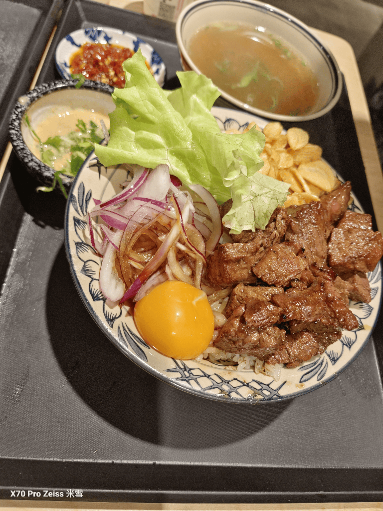 【桃園美食】牛山•牛肉麵燒肉飯，超高人氣的排隊牛肉麵名店！
