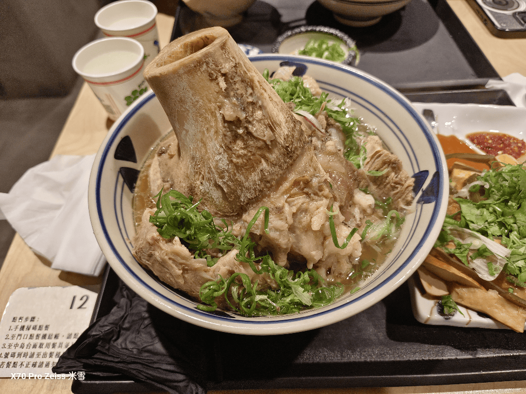 【桃園美食】牛山•牛肉麵燒肉飯，超高人氣的排隊牛肉麵名店！