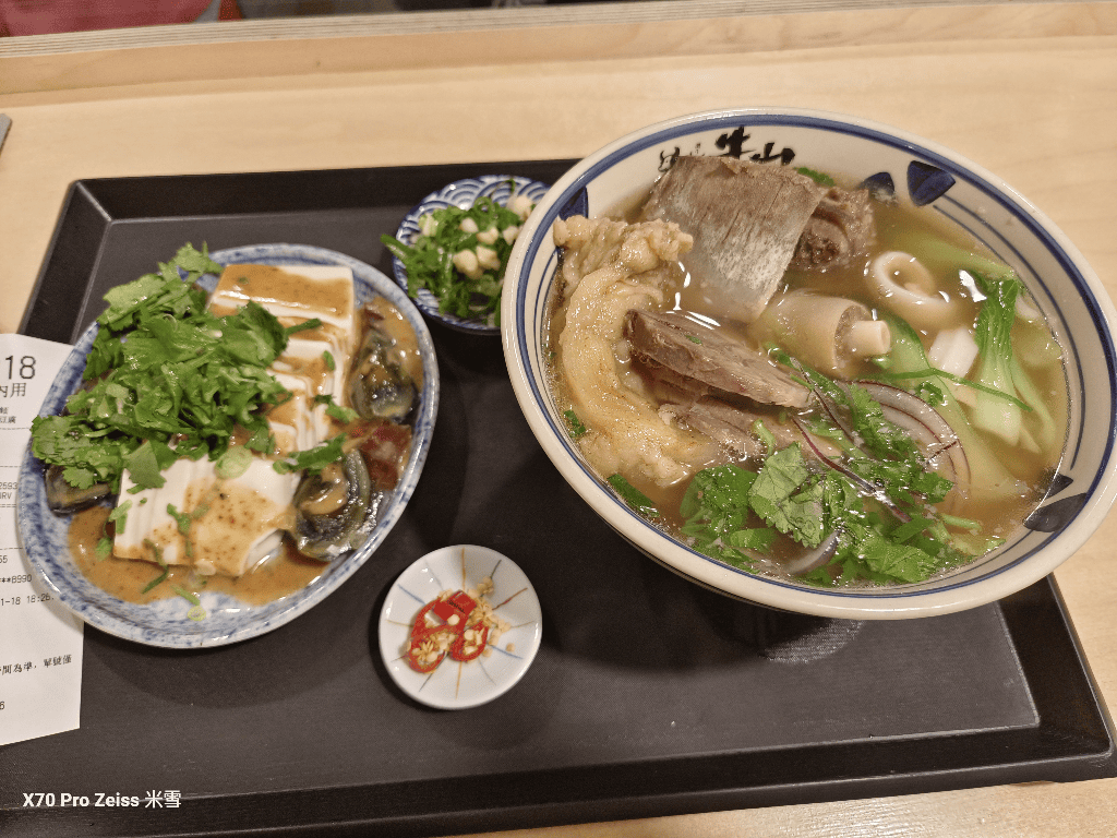 【桃園美食】牛山•牛肉麵燒肉飯，超高人氣的排隊牛肉麵名店！