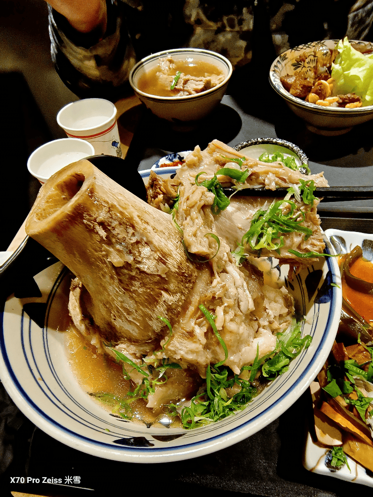 【桃園美食】牛山•牛肉麵燒肉飯，超高人氣的排隊牛肉麵名店！
