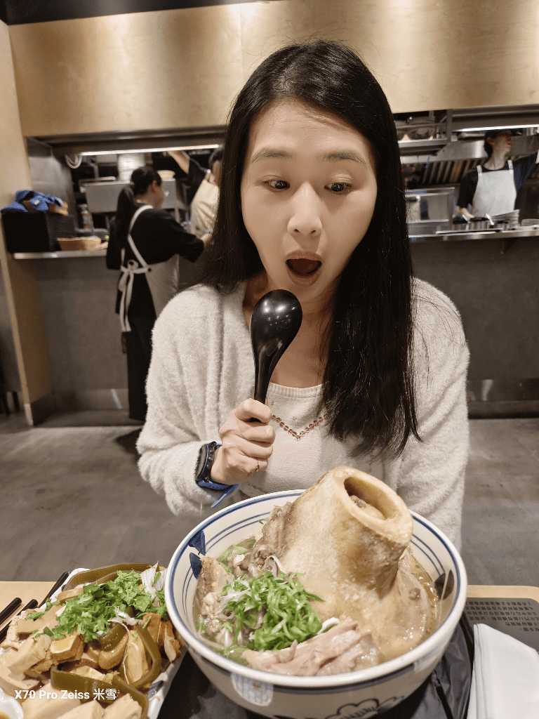 【桃園美食】牛山•牛肉麵燒肉飯，超高人氣的排隊牛肉麵名店！