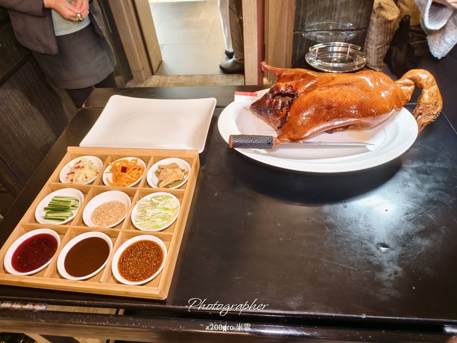 【台北美食】粵亮廣式料理，再訪吃片鴨、戰斧牛及滿滿海味的海鮮湯❤️