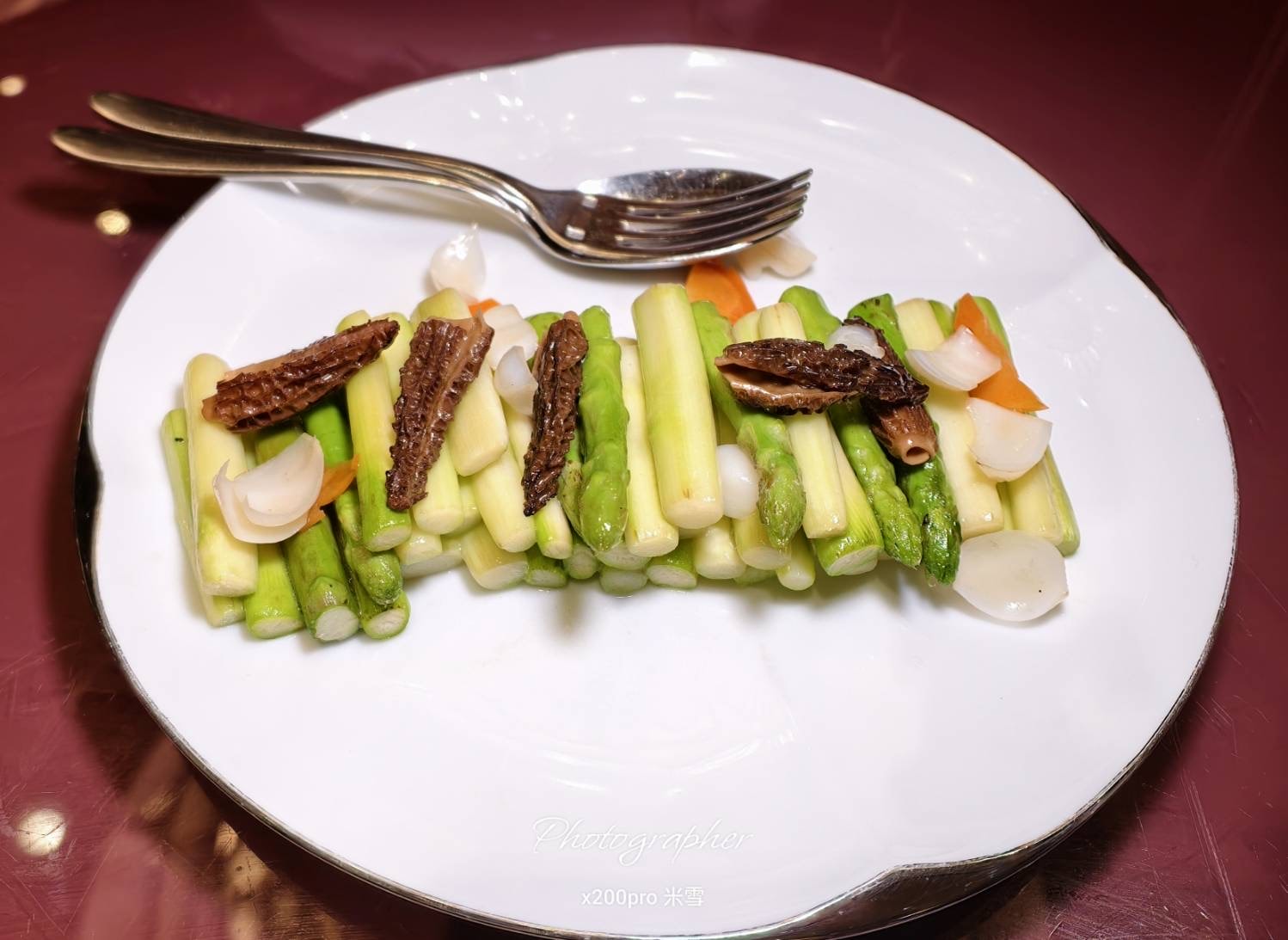 【台北美食】粵亮廣式料理，再訪吃片鴨、戰斧牛及滿滿海味的海鮮湯❤️