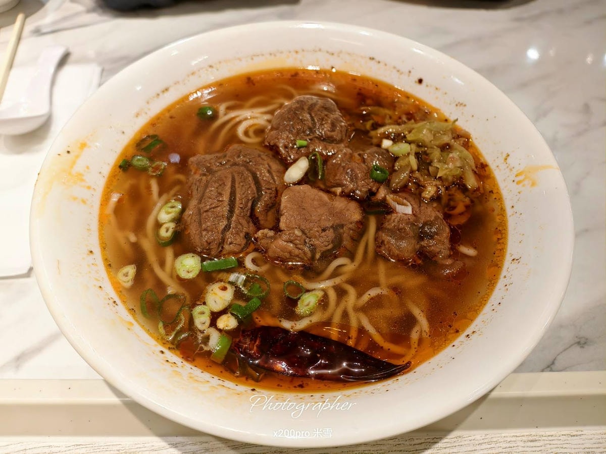 【新莊豆花吃到飽】麵大廚，竟然提供6款配料豆花自助吧！