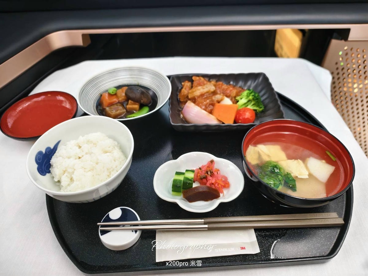 【星宇頭等飛機餐】TPE-KIX，聯名胡同燒肉好好吃❤️