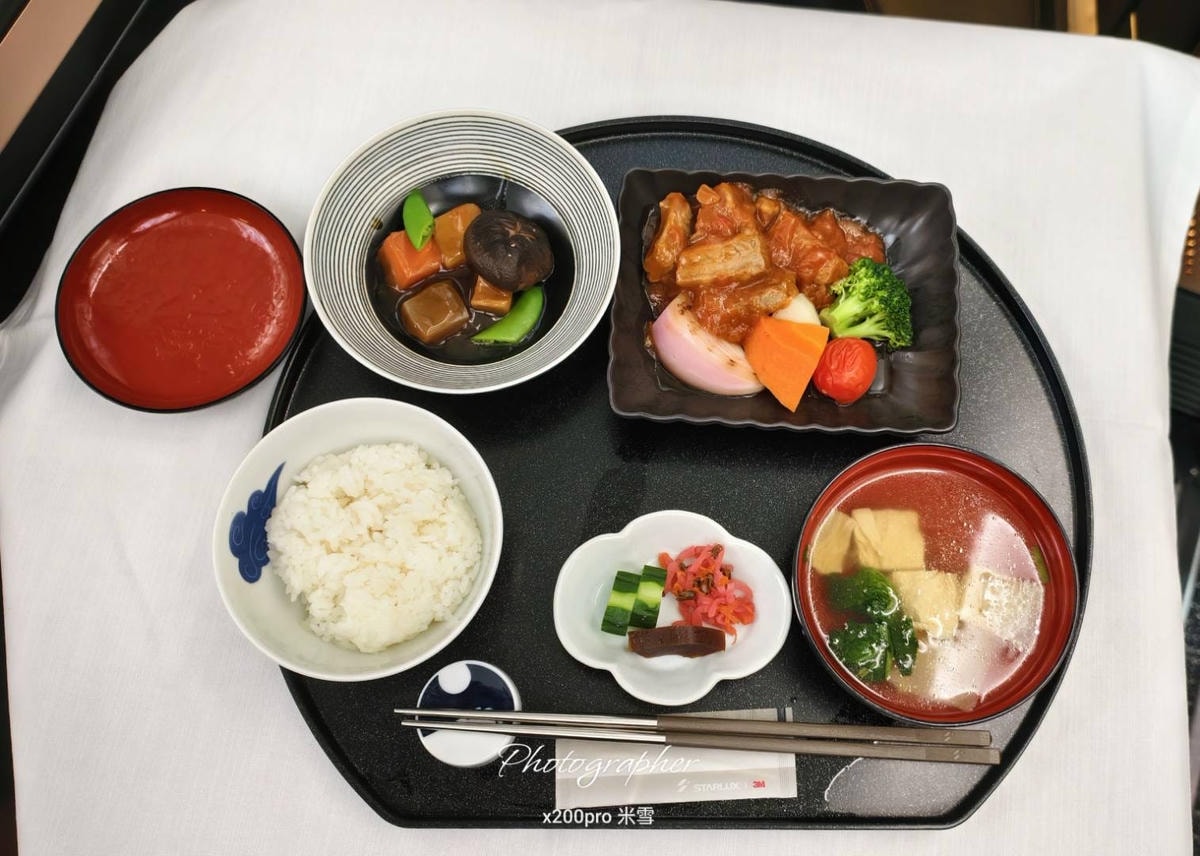 【星宇頭等飛機餐】TPE-KIX，聯名胡同燒肉好好吃❤️