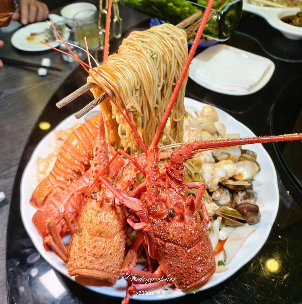 【台北大安區美食】龍洞海產，超浮誇飛天龍蝦麵人均只要$1200！！！