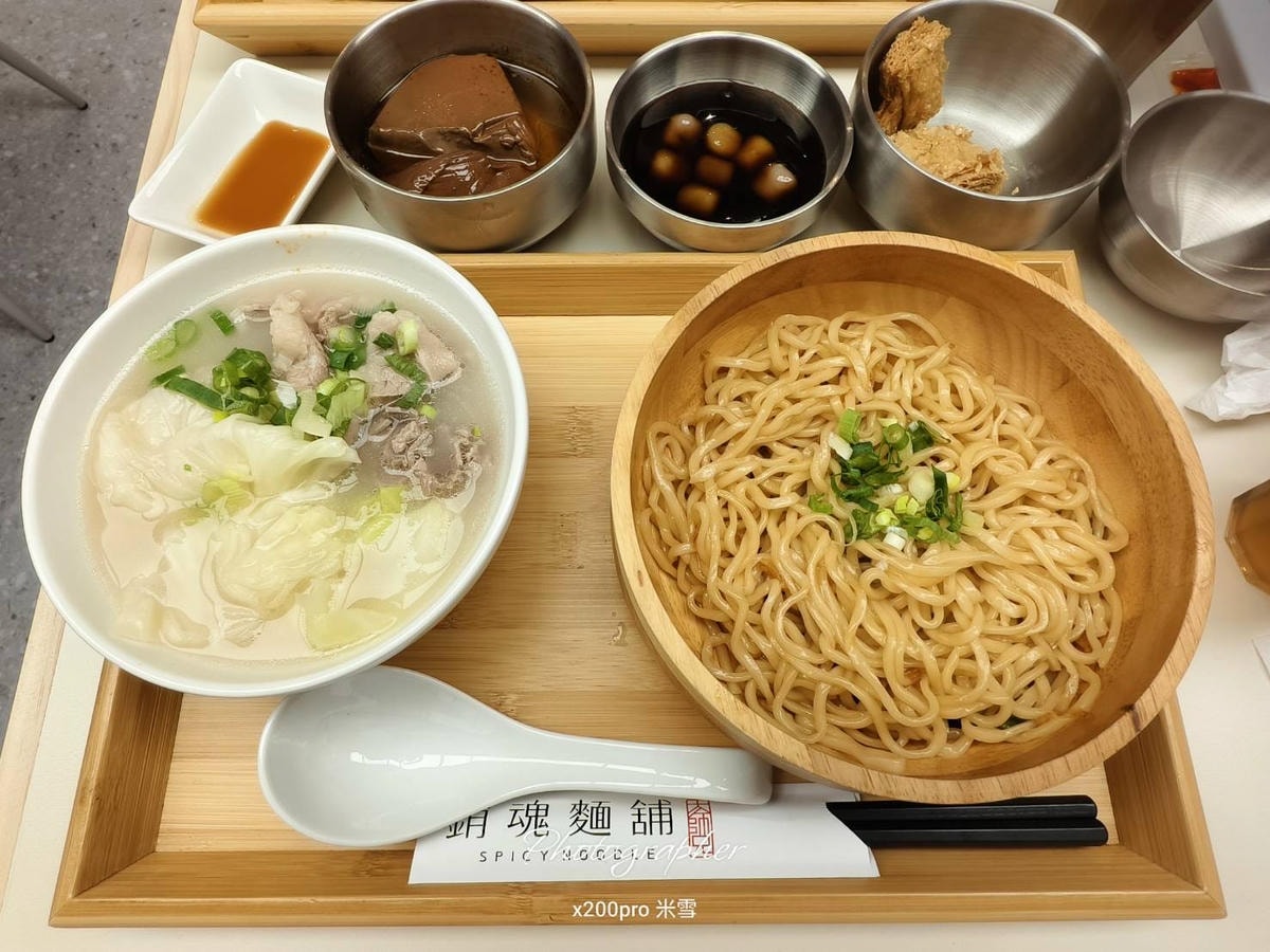 【新莊吃到飽】大師兄銷魂麵舖新莊宏匯 PLUS 店，自助吧開心吃🥰