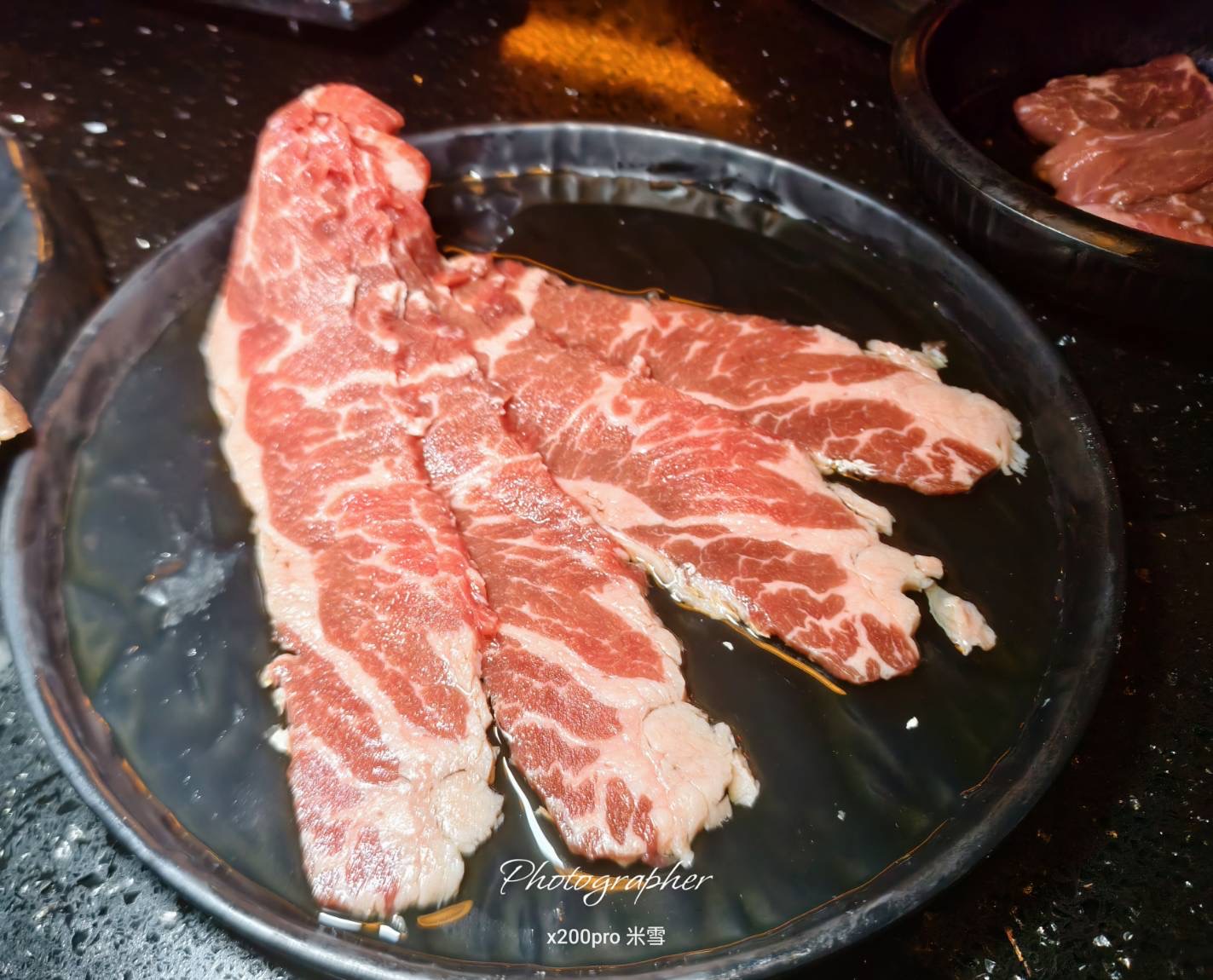 【桃園吃到飽】大漠紅頂級燒肉，老饕秘境再訪大嗑Q彈牛舌&生食干貝暢吃🍺